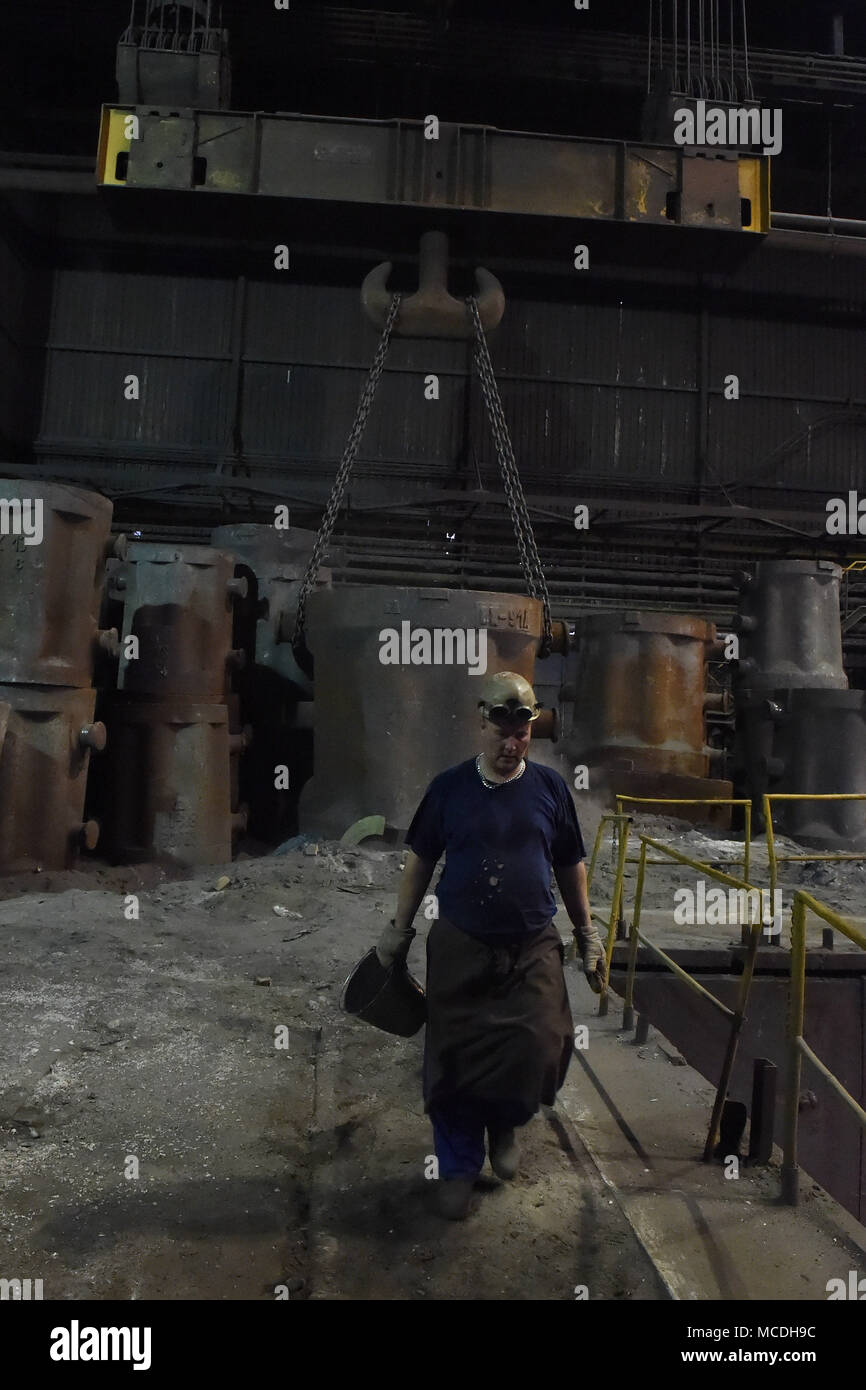 Ostrava, République tchèque. Apr 16, 2018. Vitkovice Machinerie lourde (VHM), une unité de Vitkovice Machinery Group d'entrepreneur Jan Svetlik, est reprise complète de la production de son usine d'acier qui a été limitée en raison d'un manque de capital d'exploitation depuis la mi-janvier. Sur la photo a vu une partie de l'usine de production, à Ostrava, en République tchèque, le 16 avril 2018. Photo : CTK Jaroslav Ozana/Photo/Alamy Live News Banque D'Images