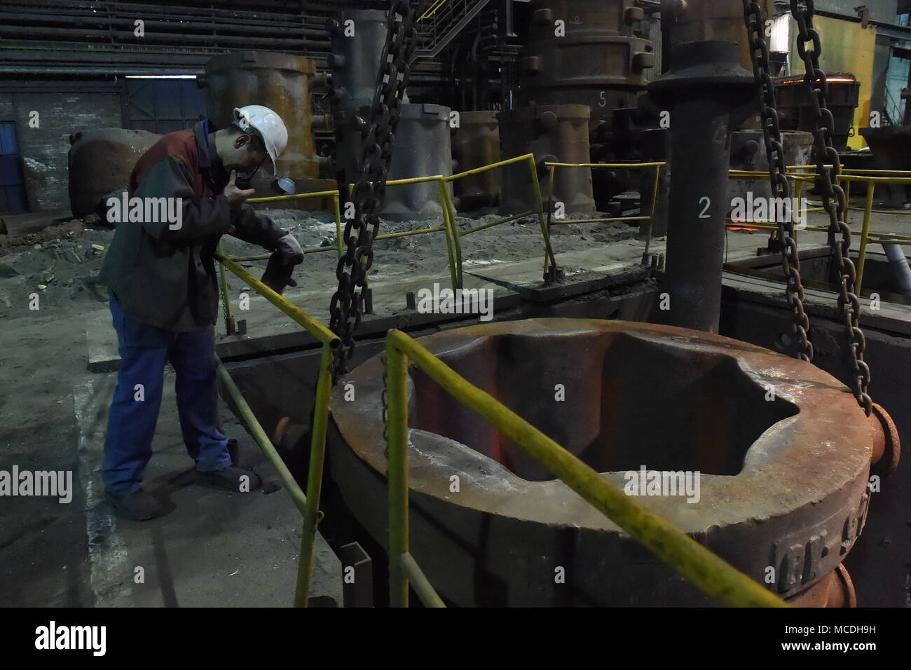 Ostrava, République tchèque. Apr 16, 2018. Vitkovice Machinerie lourde (VHM), une unité de Vitkovice Machinery Group d'entrepreneur Jan Svetlik, est reprise complète de la production de son usine d'acier qui a été limitée en raison d'un manque de capital d'exploitation depuis la mi-janvier. Sur la photo a vu une partie de l'usine de production, à Ostrava, en République tchèque, le 16 avril 2018. Photo : CTK Jaroslav Ozana/Photo/Alamy Live News Banque D'Images