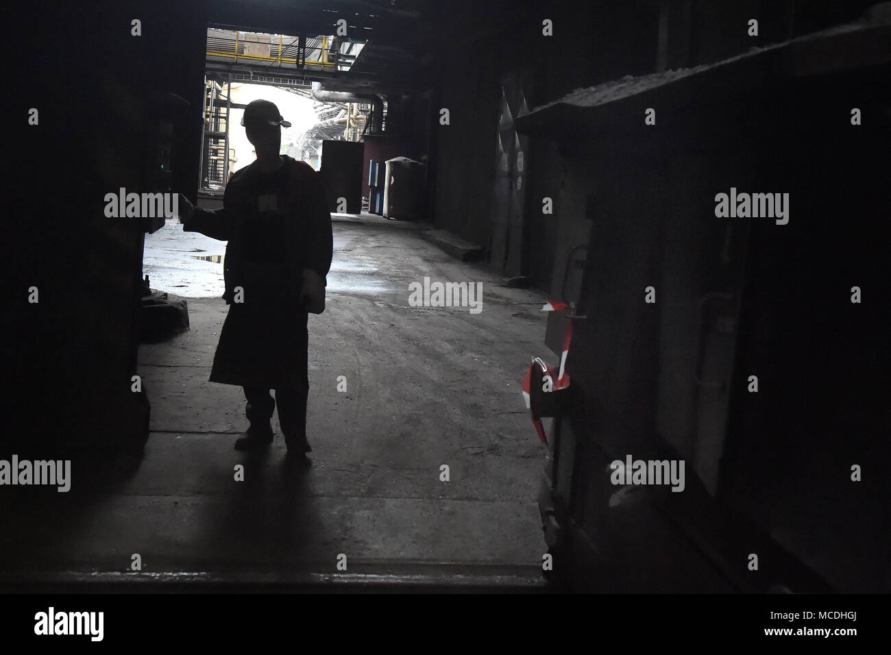 Ostrava, République tchèque. Apr 16, 2018. Vitkovice Machinerie lourde (VHM), une unité de Vitkovice Machinery Group d'entrepreneur Jan Svetlik, est reprise complète de la production de son usine d'acier qui a été limitée en raison d'un manque de capital d'exploitation depuis la mi-janvier. Sur la photo a vu une partie de l'usine de production, à Ostrava, en République tchèque, le 16 avril 2018. Photo : CTK Jaroslav Ozana/Photo/Alamy Live News Banque D'Images