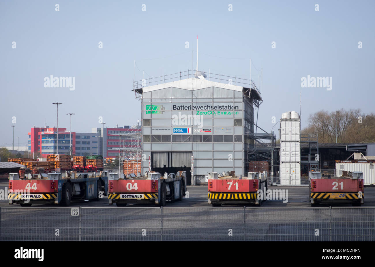 16 avril 2018, l'Allemagne, Hambourg : les transporteurs de conteneurs  Automatique (AGV) à l'extérieur d'un bâtiment avec une station de  changement de batterie au Container Terminal Altenwerder (LTC). Le lundi,  l'environnement de