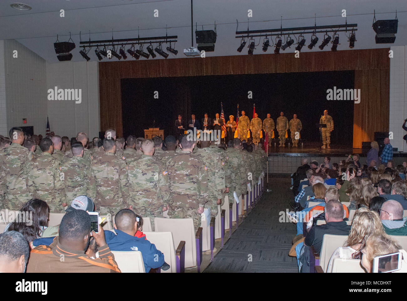 La Garde nationale de Caroline du Nord a procédé à une cérémonie de déploiement pour la 130e Brigade d'amélioration de Manœuvre 878e compagnie du génie, le 17 février 2018 au King's Mountain High School, King's Mountain, N.C.. Banque D'Images