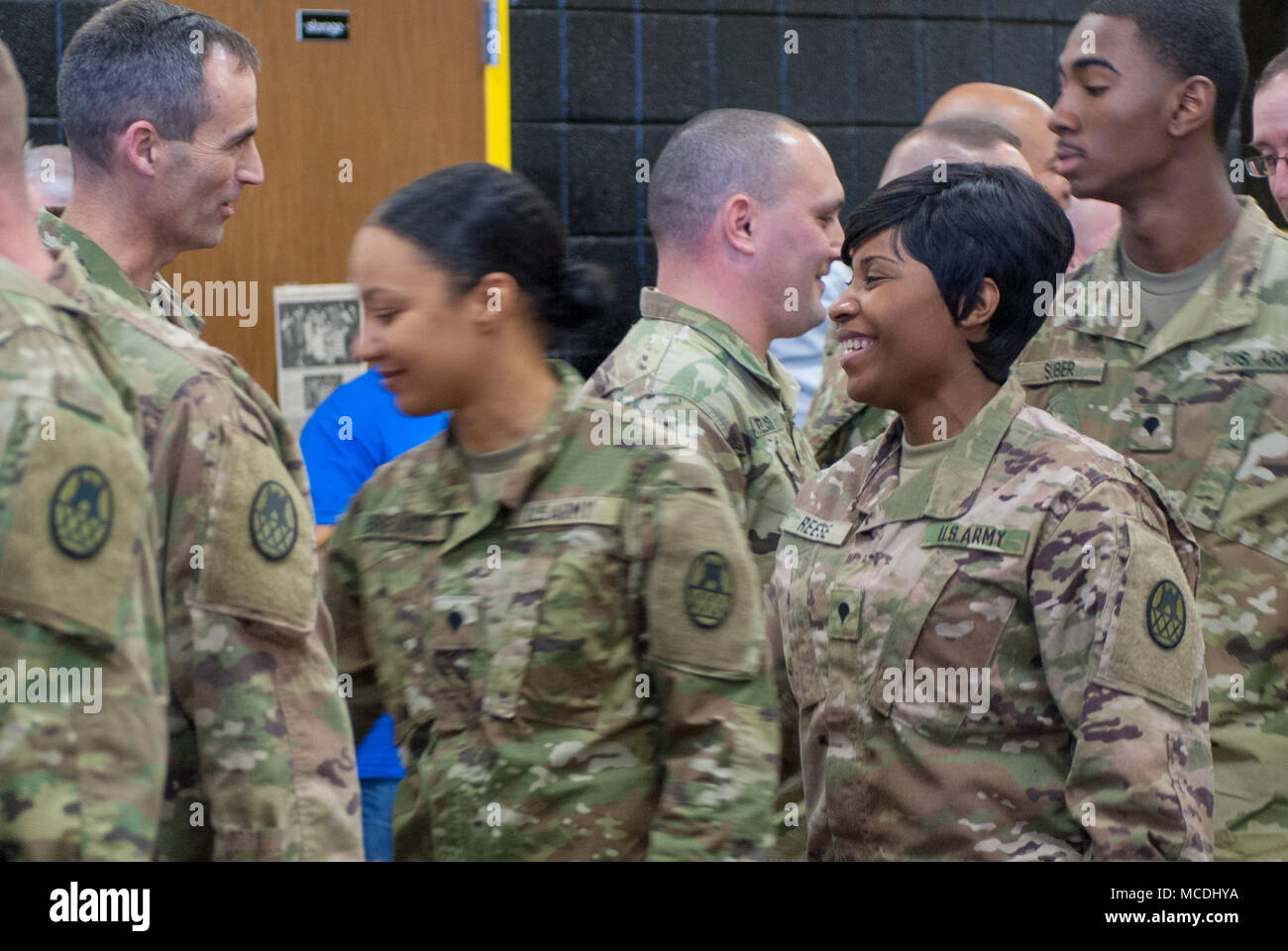 La Garde nationale de Caroline du Nord a procédé à une cérémonie de déploiement pour la 130e Brigade d'amélioration de Manœuvre 878e compagnie du génie, le 17 février 2018 au King's Mountain High School, King's Mountain, N.C.. Banque D'Images