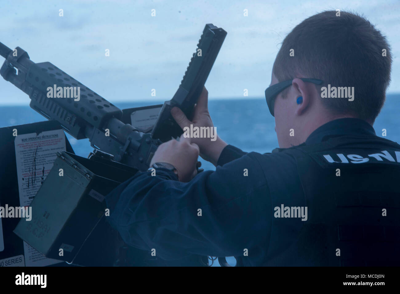 180215-N-GR168-0187 OCÉAN ATLANTIQUE (fév. 15, 2018) Matelot Baylen Mobely Spécialiste logistique, de Copperas Cove, Texas, charge un 7,62 mm ronde dans un M240B machine gun dans le bateau vallée de la station de transport amphibie USS New York (LPD 21). L'Iwo Jima Groupe amphibie se lance la 26e Marine Expeditionary Unit et inclut l'État de New York, le navire d'assaut amphibie USS Iwo Jima (DG 7), le dock landing ship USS Oak Hill (LSD 51), l'équipe chirurgicale de la flotte d'hélicoptères de combat, 8 Mer 28 Escadron, l'Escadron de contrôle aérien tactique, 22 composantes de la plage de Marine Groupe 2 et le personnel engagé d'Am Banque D'Images