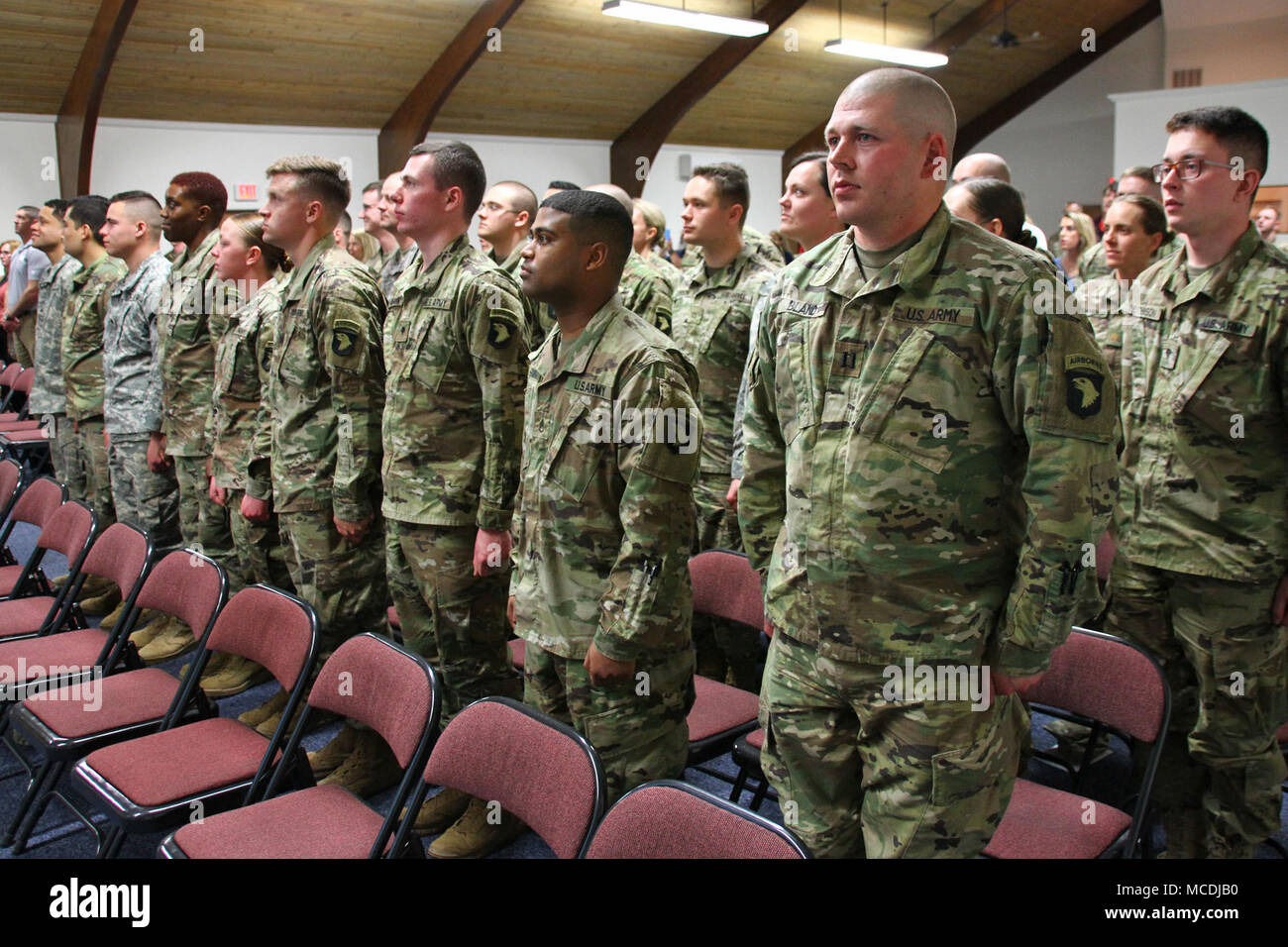 Soldats du 101e commande principale du Détachement de Post-Operational sont honorés lors d'une cérémonie de départ dans la région de Louisville, Ky., févr. 19, 2018. L'unité nouvellement formée s'ajoutera la 101st Airborne Division lors d'un déploiement en Afghanistan. (U.S. Photo de la Garde nationale par le sergent. Raymond Scott) Banque D'Images