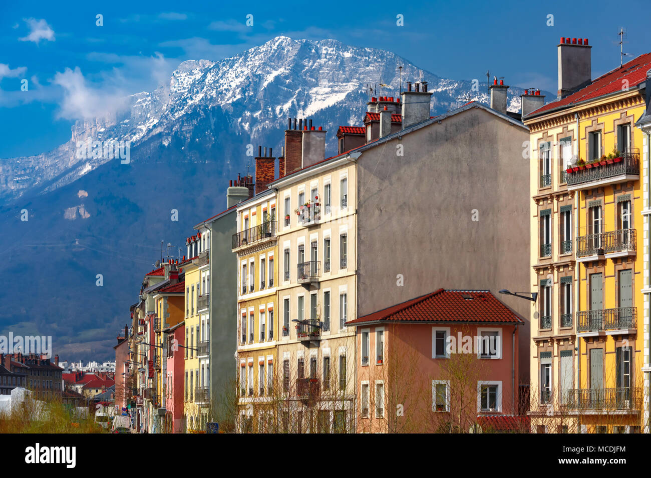 Maisons aux toits et les tuyaux Grenoble, France Banque D'Images