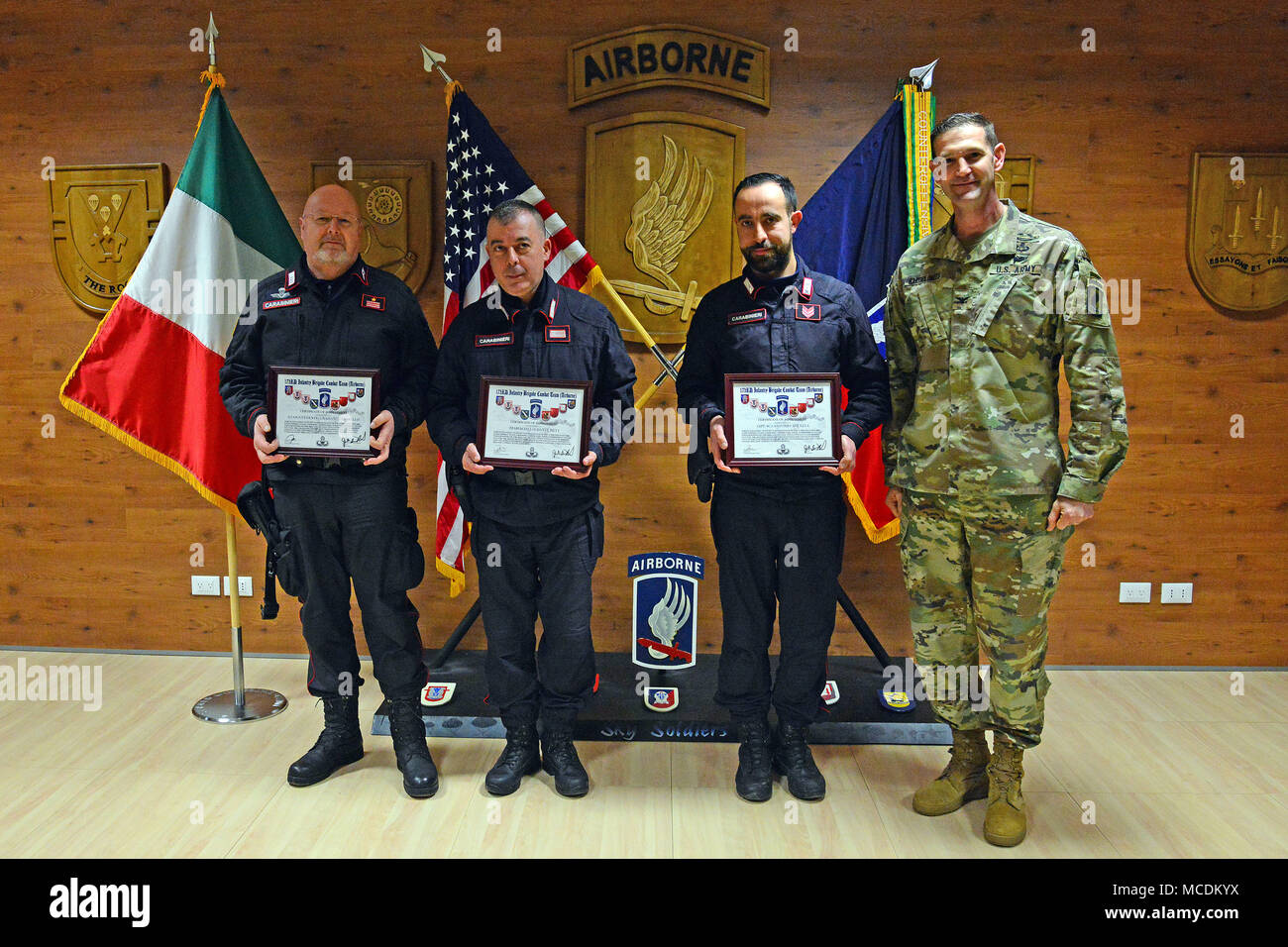 Le colonel de l'armée américaine James Bartholomees III, commandant de la 173e Brigade aéroportée (à droite), remet un certificat de réussite à l'Appuntato, Antonio Apicella, Maresciallo Dante Ricci et, Luogo Tenente Graziano Alphonse Allais de l'armée italienne de la SETAF Carabinieri, pour leur contribution à la 173e Brigade aéroportée est la liberté de circulation dans toute l'Italie et l'Europe, Caserma Del Din, 15 févr. 2018, Vicenza, Italie. (U.S. Photo de l'armée par Paolo Bovo) Banque D'Images