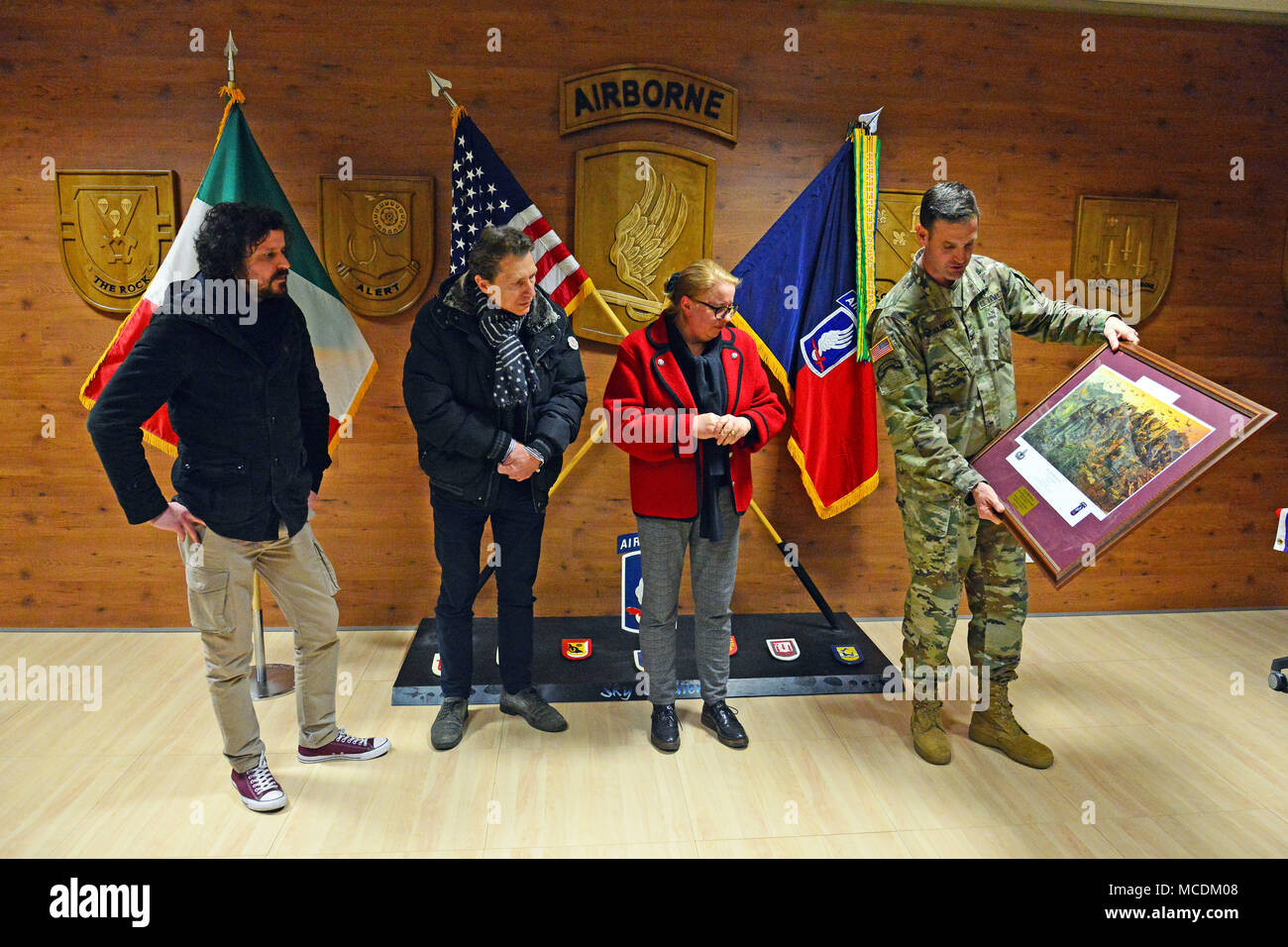 À partir de la droite de l'armée américaine, le Colonel James Bartholomees III, commandant de la 173e Brigade aéroportée, présente un cadre 173e Brigade aéroportée lineage imprimer au Mme Francesca Cisotto, M. Graziano Gentilin, M. Maximilian Casity et de l'équipe de contrôle de mouvement de Vicence, pour leur contribution à la 173e Brigade aéroportée est la liberté de circulation dans toute l'Italie et l'Europe, Caserma Del Din, 15 févr. 2018, Vicenza, Italie. (U.S. Photo de l'armée par Paolo Bovo) Banque D'Images