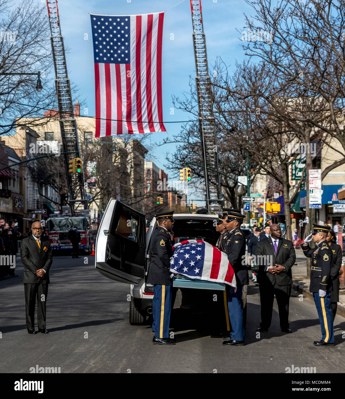 Les soldats de la garde d'honneur avec la Garde Nationale de New York portent le cercueil de la FPC. Emmanuel Mensah dans Notre Dame du Mont Carmel Church, Bronx, NY, le 17 février 2018. New York City Fire crédit fonctionnaires Mensah de sauver quatre vies lors d'un immeuble d'un incendie le 28 décembre 2017, le sauvetage des personnes trois fois avant de retourner à l'immeuble et n'est pas sorti. La FPC. Mensah terminé Recherche avancée Formation individuelle à Fort Lee, en Virginie, au début de 2017 décembre, et destiné à servir de véhicule à roues et mécanicien de forage commence avec la Garde Nationale de New York's 107ème Compagnie de Police militaire dans la région de Jan. Banque D'Images