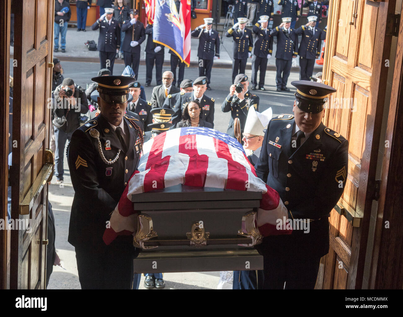 Les soldats de la garde d'honneur avec la Garde Nationale de New York portent le cercueil de la FPC. Emmanuel Mensah dans Notre Dame du Mont Carmel Church, Bronx, NY, le 17 février 2018. New York City Fire crédit fonctionnaires Mensah de sauver quatre vies lors d'un immeuble d'un incendie le 28 décembre 2017, le sauvetage des personnes trois fois avant de retourner à l'immeuble et n'est pas sorti. La FPC. Mensah terminé Recherche avancée Formation individuelle à Fort Lee, en Virginie, au début de 2017 décembre, et destiné à servir de véhicule à roues et mécanicien de forage commence avec la Garde Nationale de New York's 107ème Compagnie de Police militaire dans la région de Jan. Banque D'Images