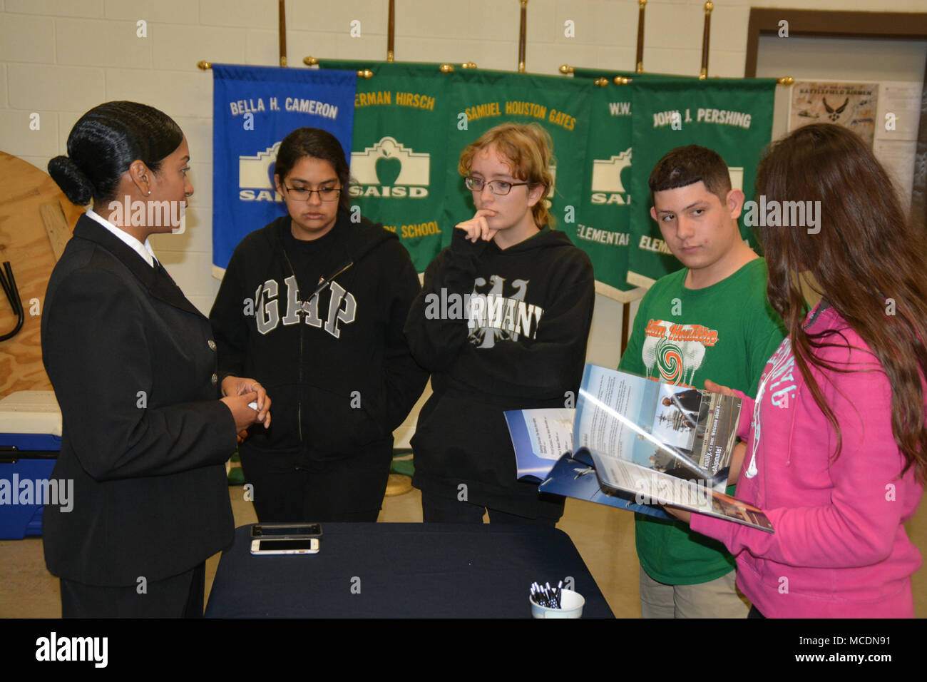 SAN ANTONIO - (fév. 20, 2018) Quartier-maître 2e classe Brianna Françoise de San Antonio affectés à des activités de recrutement pour la marine au nord-est de la station parle avec les étudiants de Sam Houston High School sur les opportunités de carrière en Amérique du Nord au cours de la Semaine de la Marine La Marine De San Antonio, 19 au 25 février. Chaque année, l'Amérique la Marine canadienne vient à la maison à environ 15 villes du pays pour montrer aux Américains pourquoi avoir une forte marine est essentielle à l'American way of life. Marins et civils de l'USS Constitution ; bande marine sud-est ; USS San Antonio (LPD-17) ; l'élimination des explosifs et munitions Le Groupe Deux ; U.S. Navy Ceremonial Guard ; N Banque D'Images