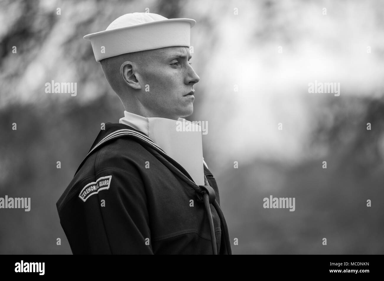 Un marin de la Marine de la Garde de cérémonie Washington District Naval prend en charge l'USS Maine Cérémonie commémorative s'Wreath-Laying Memorial à l'article 24 du Cimetière National d'Arlington, Arlington, Virginie, le 21 février 2018. Le Cimetière National d'Arlington et le District Naval Washington a accueilli la cérémonie, dont plus de 10 ans de travaux de restauration de l'USS Maine Mémorial pour la ramener à son apparence originale 1915. L'USS Maine Memorial est un mémorial pour les nombreuses vies perdues il y a plus de 100 ans. Consacré en 1915, le mât de l'USS Maine a vu son sh Banque D'Images