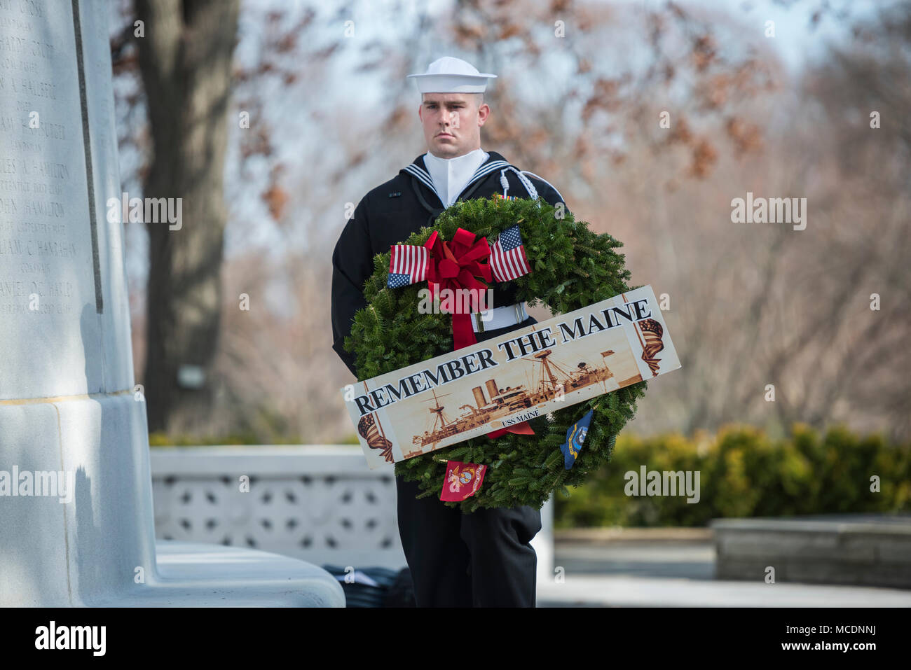 L'USS Maine Memorial est un monument de 1915 situé dans la section 24 du cimetière national d'Arlington commémorant les marins morts dans l'explosion de l'USS Maine en 1898. Le 21 février 2018, une couronne a été portée lors de la cérémonie de redédicace concluant plus de dix ans de restauration. L'image d'archives documente la procession cérémonielle au mémorial naval historique. Banque D'Images