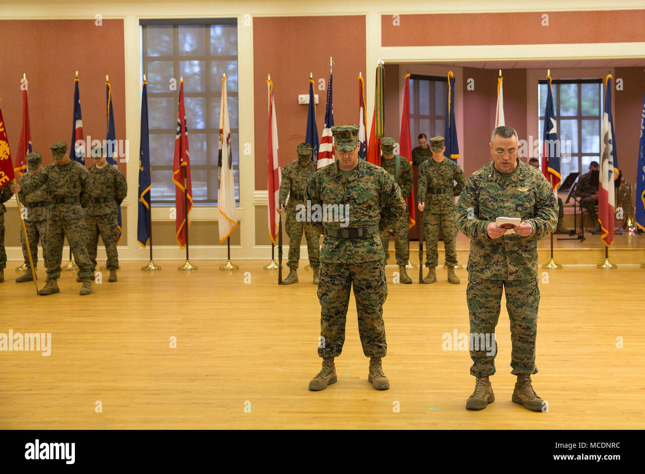 Le lieutenant de la marine américaine le Cmdr. Carl Stamper, aumônier de la Marine Expeditionary Unit24th (MEU) donne l'invocation lors d'une cérémonie de nomination et de secours à bord de Camp Lejeune, en Caroline du Nord, le 21 février 2018. Le sergent du Corps des Marines des États-Unis. Le major Douglas Cutsail a été relevée au 24e MEU le sergent major par le Sgt. Le major Christopher Garza. (U.S. Marine Corps photo par le Cpl. Hernan Vidaña) Banque D'Images