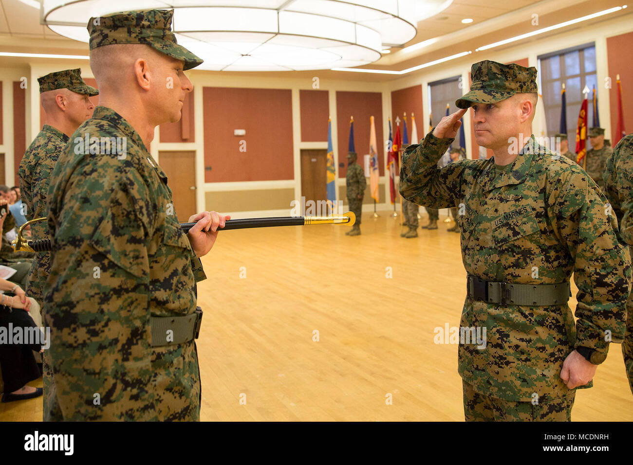 Le sergent du Corps des Marines des États-Unis. Le major Christopher Garza salue le Colonel Eric Cloutier, commandant, 24e Marine Expeditionary Unit (MEU) au cours d'une cérémonie de nomination et de secours à bord de Camp Lejeune, en Caroline du Nord, le 21 février 2018. Le Sgt. Le major Douglas Cutsail fut soulagé que le sergent-major24th MEU par Garza. (U.S. Marine Corps photo par le Cpl. Hernan Vidaña) Banque D'Images