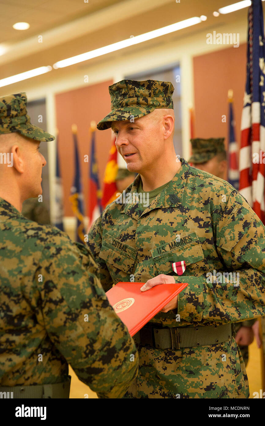 Le sergent du Corps des Marines des États-Unis. Le major Douglas Cutsail est décerné la Médaille du service méritoire au cours d'une cérémonie de nomination et de secours à bord de Camp Lejeune, en Caroline du Nord, le 21 février 2018. Cutsail a été relevée au 24e Marine Expeditionary Unit sergeant major par le Sgt. Le major Christopher Garza. (U.S. Marine Corps photo par le Cpl. Hernan Vidaña) Banque D'Images