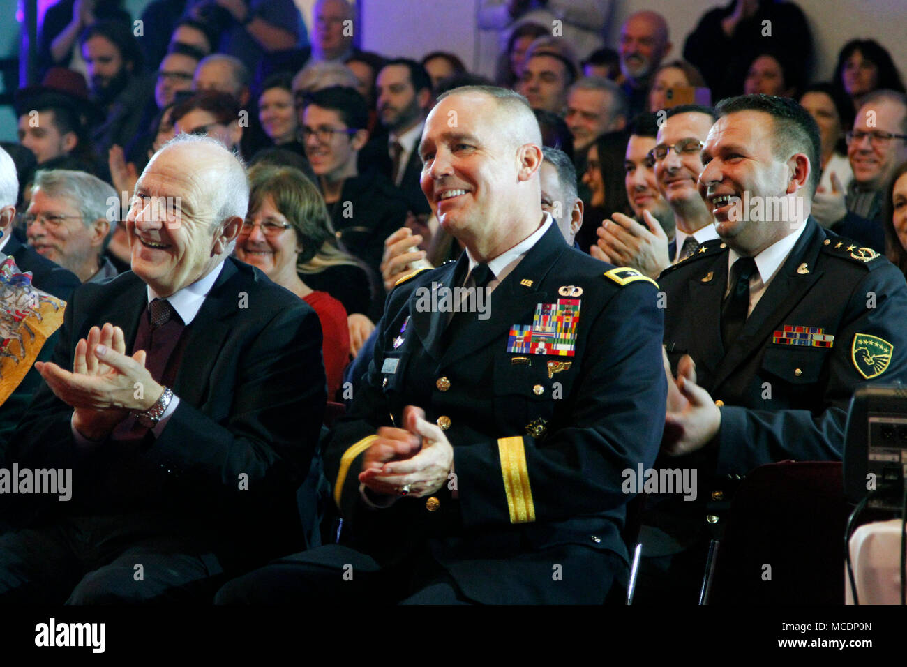 Le major-général Tim Orr, adjudant général de la Garde nationale de l'Iowa, assiste à un United States Air Force en Europe Band concert eu lieu à la Salle Rouge à Pristina, Kosovo, le 16 février en l'honneur du 10e jour de l'indépendance du Kosovo. L'ambassade des États-Unis à Pristina a accueilli l'événement pour célébrer l'indépendance du Kosovo et l'amitié durable entre le Kosovo et les États-Unis. (U.S. Photo de la Garde nationale par le sergent. Christie R. Smith) Banque D'Images