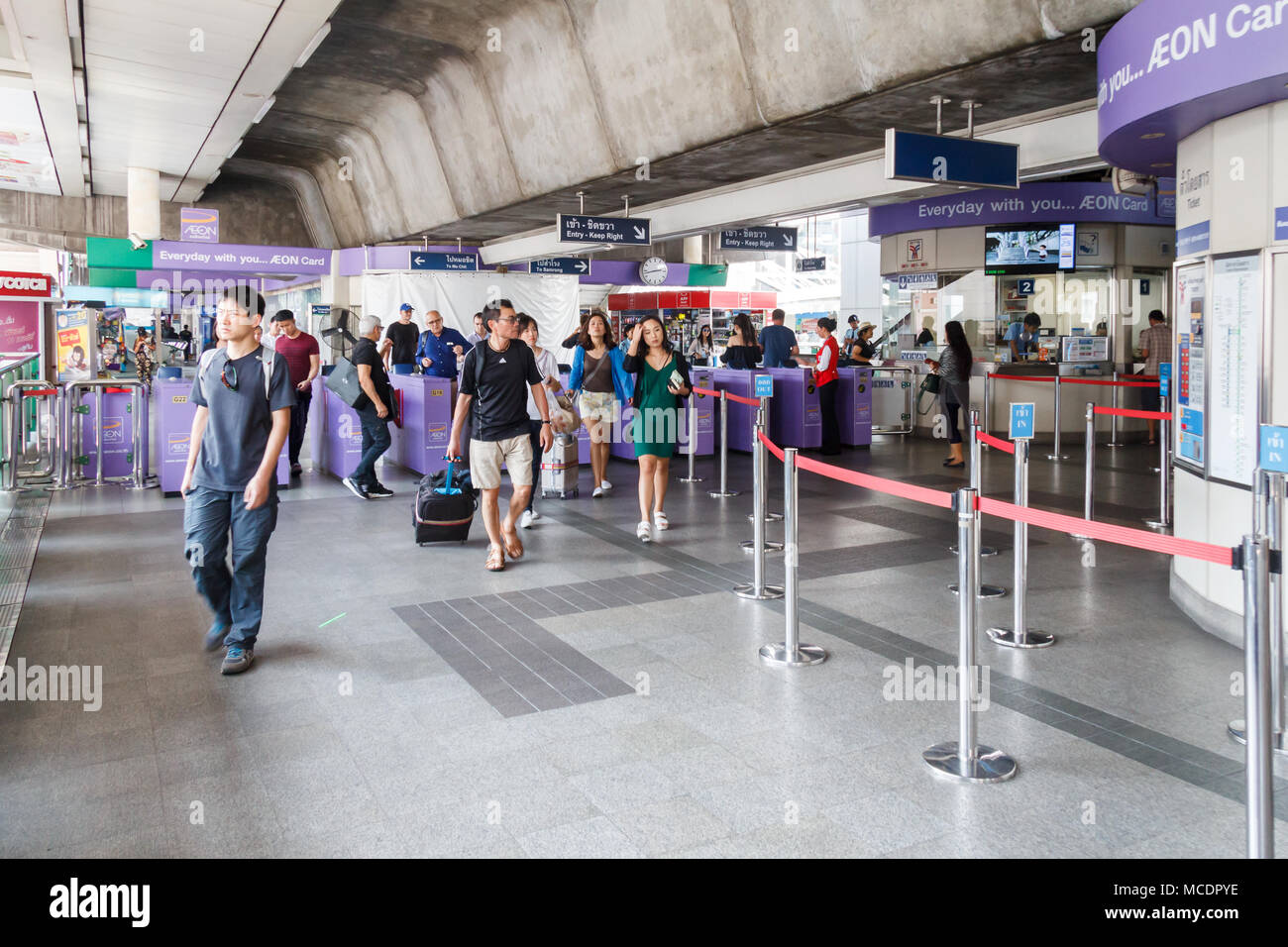 Les passagers qui quittent la station de Skytrain Asoke, Bangkok, Thaïlande Banque D'Images