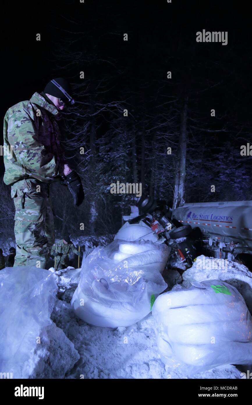 Le capitaine de la Garde nationale Washington Ryan Olsen, un agent de préparation logistique pour l'industrie chimique, biologique, radiologique et nucléaire Groupe de travail, les mains hors d'absorbant de soldats et aviateurs canadiens participant à un nettoyage à Valdez, Alaska, le 23 février 2018. Garde avec le Groupe de travail CBRN et celle de l'Alaska 103e équipe de soutien civil, dans le domaine de l'exercice Arctic Eagle 2018, a réagi à l'accident aux côtés de la Garde côtière des États-Unis et les organismes locaux, tôt ce matin. (U.S. Photo de la Garde nationale par Slt Marisa Lindsay/libérés) Banque D'Images