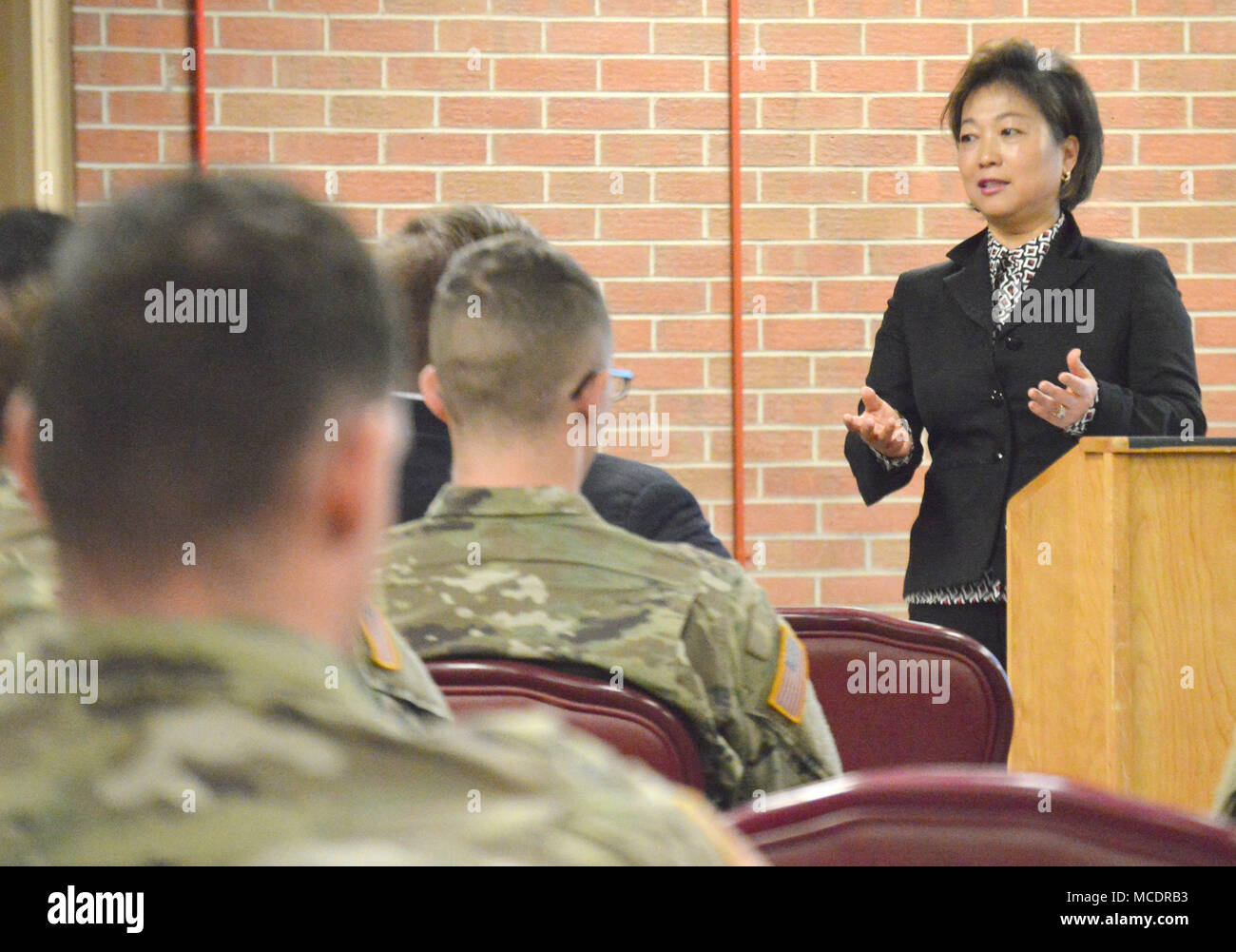 FORT CARSON, Colorado -- Jennifer Kim, inspecteur de banque avec Colorado Department d'organismes de réglementation, répond aux questions des participants durant la Semaine de l'événement militaire enregistre de lancement le 14 février, 2018, au centre. Le conférencier a parlé de l'événement sur une variété de sujets et a fourni des conseils financiers pour les soldats et membres de la famille. (U.S. Photo de l'Armée de Scott Prater) Banque D'Images