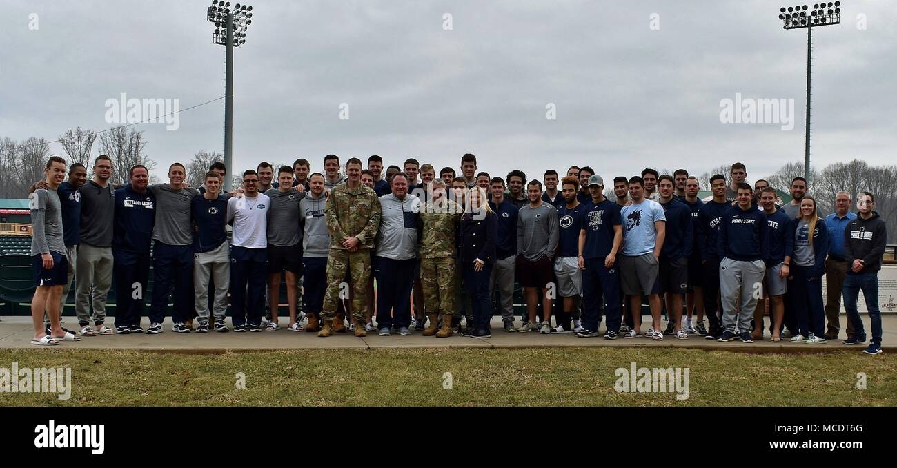 L'équipe de baseball de Penn State prend une photo de groupe avec le brigadier. Le général James Bonner, commandant de la 20e, chimique, biologique, radiologique, nucléaire explosif (CBRNE), Debbie et son aide de camp, 1er lieutenant Andy Harvey. Le personnel des entraîneurs de l'équipe de baseball Les Lions Nittany Bonner a demandé de parler sur le leadership au cours de la visite de l'équipe de stade Ripken à Aberdeen, dans le Maryland, le 10 février. Banque D'Images