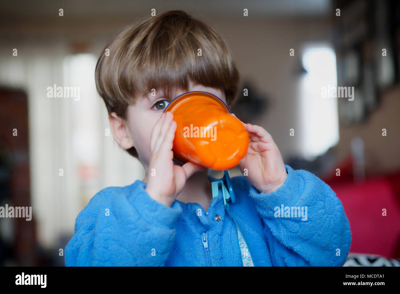 Montréal,Canada,14,avril 2018.Jeune enfant boire d'une tasse sippy..Credit:Mario Beauregard/Alamy Live News Banque D'Images