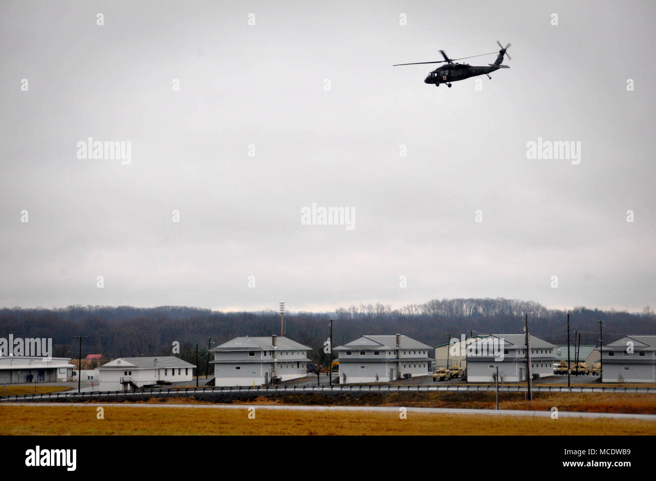 Un UH-60 Black Hawk, alimenté par des soldats américains avec la Compagnie Charlie, 2-104ème bataillon de l'aviation d'appui général, 28e Brigade d'aviation de combat expéditionnaire, effectue des vols d'entraînement au-dessus Fort Indiantown Gap, le 25 février 2018. 28 aviateurs ECAB exécutent régulièrement des vols d'entraînement afin de maintenir l'état de préparation de l'état d'urgence, opérations outre-mer et d'autres missions. Banque D'Images