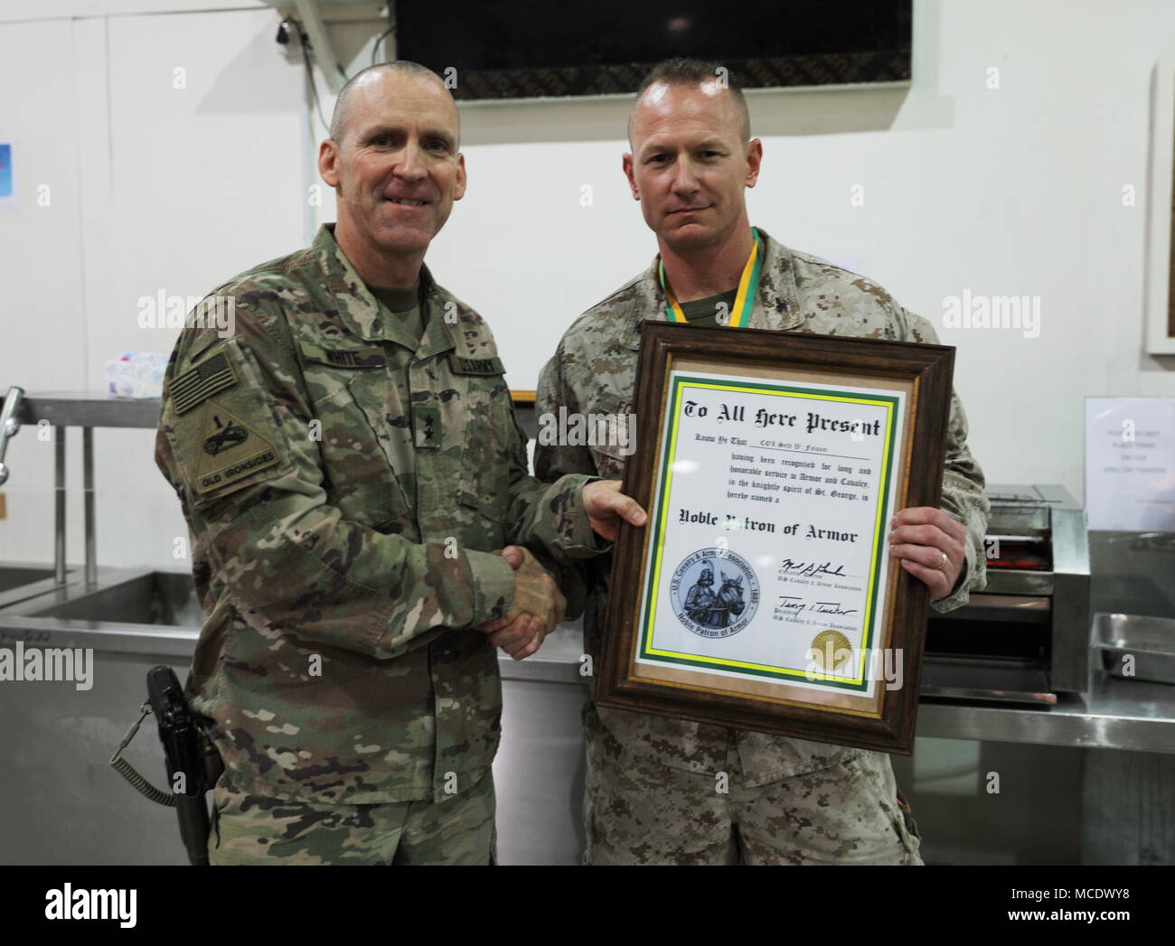 L'Armée américaine, le général Robert White, commandant des Forces interarmées terre Component-Operation résoudre inhérent, prix colonel des marines américains Seth W. Folsom le Noble Patron des armes dans la salle à manger du camp sur Al Asad, l'Iraq, le 19 février, 2018. Des conseils et aider les équipes sont l'activation est associé leurs forces pour vaincre ISIS en fournissant une formation et des conseils sur la planification opérationnelle militaire, manœuvre, d'intelligence et de l'appui de l'air sur le champ de bataille. (U.S. Photos de l'armée par la CPS. Zakia gris) Banque D'Images