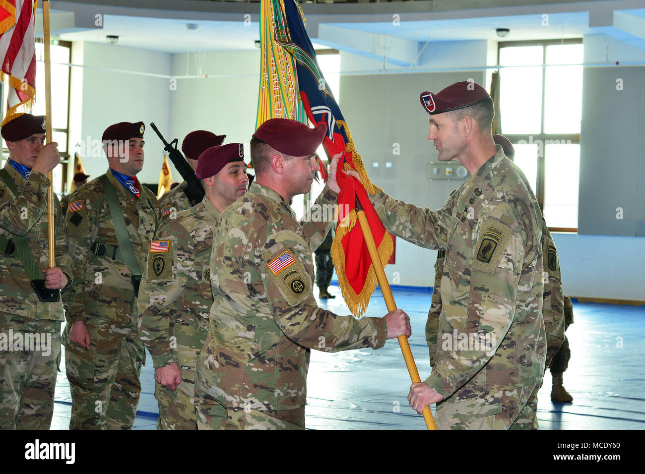 Le Sgt commande. Le Major Erick E. Ochs, commande entrant Le Sgt. Le major de la 173e Brigade aéroportée, à gauche, reçoit les couleurs du colonel James B. Bartholomees III, commandant de la 173e Brigade aéroportée, pendant le changement de responsabilité à Caserma Del Din à Vicenza, Italie, le 27 février, 2018. La 173e Brigade aéroportée de l'armée américaine est la force de réaction d'urgence en Europe, capables de projeter des forces n'importe où aux États-Unis, d'Europe centrale ou de l'Afrique des commandes de domaines de responsabilité. (U.S. Photos de l'armée par Paolo Bovo) Banque D'Images
