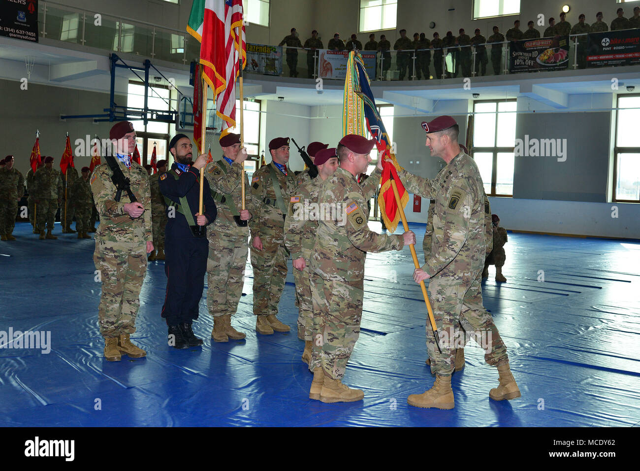 Le Sgt commande. Le Major Erick E. Ochs, commande entrant Le Sgt. Le major de la 173e Brigade aéroportée, à gauche, reçoit les couleurs du colonel James B. Bartholomees III, commandant de la 173e Brigade aéroportée, pendant le changement de responsabilité à Caserma Del Din à Vicenza, Italie, le 27 février, 2018. La 173e Brigade aéroportée de l'armée américaine est la force de réaction d'urgence en Europe, capables de projeter des forces n'importe où aux États-Unis, d'Europe centrale ou de l'Afrique des commandes de domaines de responsabilité. (U.S. Photos de l'armée par Paolo Bovo) Banque D'Images