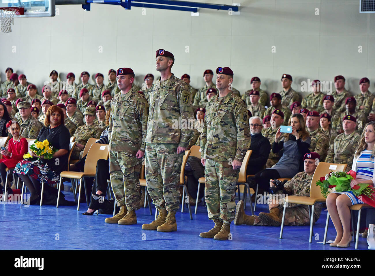 (De gauche) Commande entrant Le Sgt. Maj Maj Erick E. 1896-1982 de la 173e Brigade aéroportée, le Colonel James B. Bartholomees III, commandant de la 173e Brigade aéroportée, et sortant Le Sgt Commande. Le major Franklin Velez, pendant le changement de responsabilité à Caserma Del Din à Vicenza, Italie, le 27 février, 2018. La 173e Brigade aéroportée de l'armée américaine est la force de réaction d'urgence en Europe, capables de projeter des forces n'importe où aux États-Unis, d'Europe centrale ou de l'Afrique des commandes de domaines de responsabilité. (U.S. Photos de l'armée par Paolo Bovo) Banque D'Images