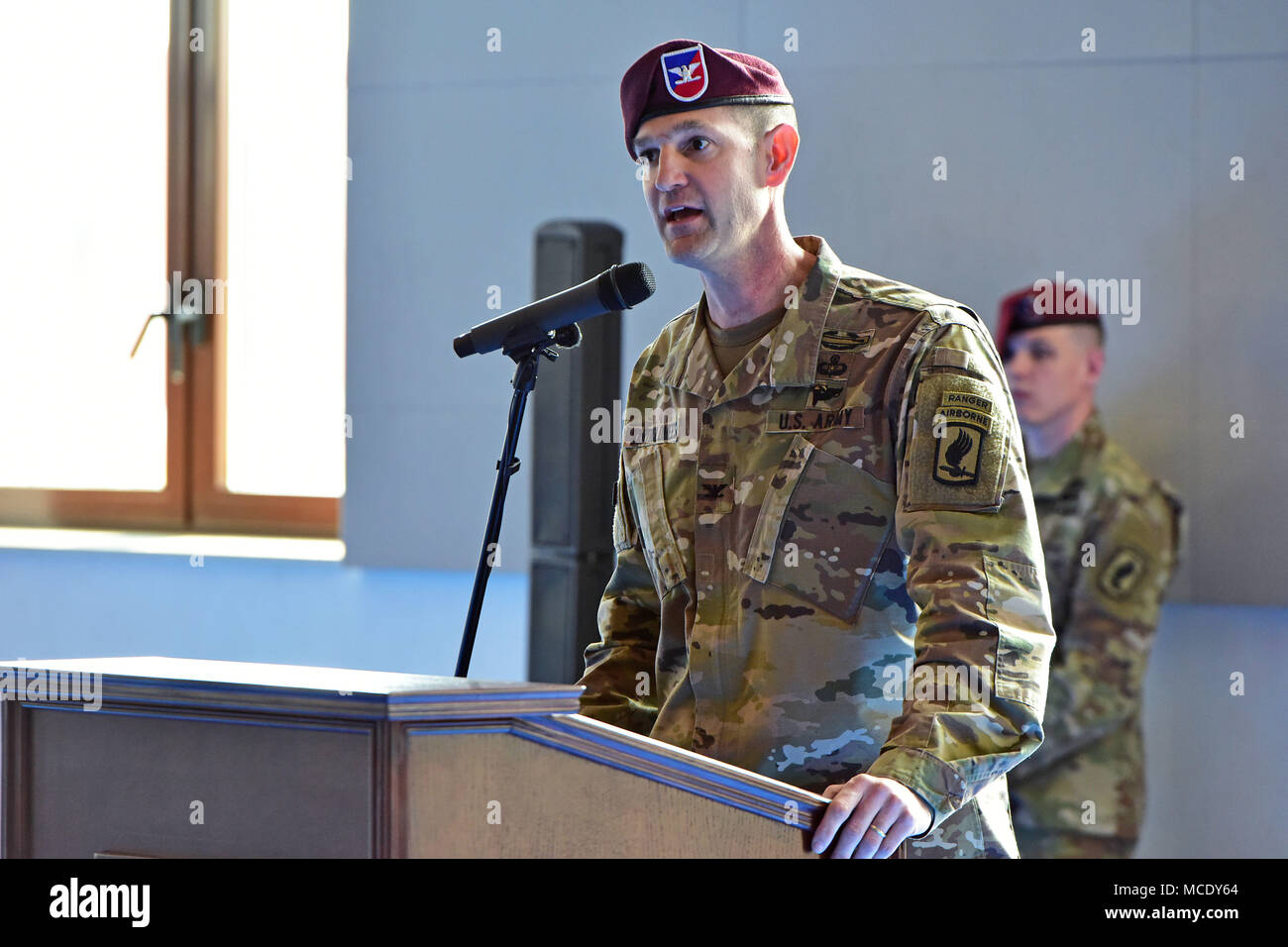 Le colonel James B. Bartholomees III, commandant de la 173e Brigade aéroportée, fournit des observations au cours de l'évolution de la responsabilité à Caserma Del Din, Vicenza, Italie, le 27 février, 2018. La 173e Brigade aéroportée de l'armée américaine est la force de réaction d'urgence en Europe, capables de projeter des forces n'importe où aux États-Unis, d'Europe centrale ou de l'Afrique des commandes de domaines de responsabilité. (U.S. Photos de l'armée par Paolo Bovo) Banque D'Images
