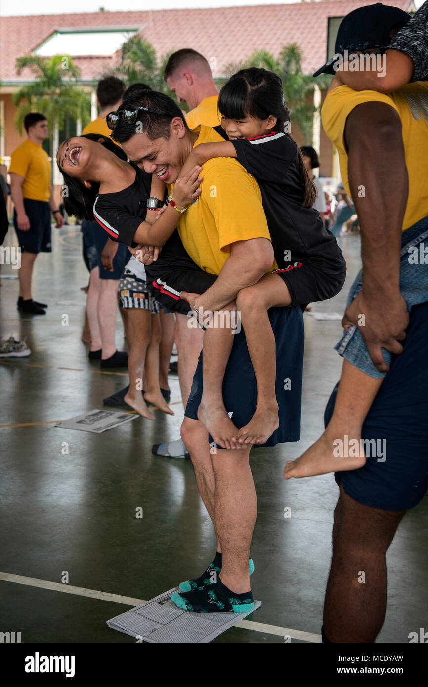 180224-N-WF272-532 Pattaya, Thaïlande (fév. 24, 2018) Contrôleur Aérien 1re classe Edwin Afante, de Chicago, affecté à l'assaut amphibie USS Bonhomme Richard (DG 6), participe à des activités avec les enfants à la protection de l'enfant et Centre de développement à Pattaya, Thaïlande, dans le cadre d'un projet de relations communautaires au cours d'un service au port. Bonhomme Richard fonctionne dans la région indo-pacifique dans le cadre d'une patrouille régulière et offre une capacité d'intervention rapide en cas de catastrophe naturelle ou d'urgence régionaux. (U.S. Photo de la marine en masse Communicati Banque D'Images