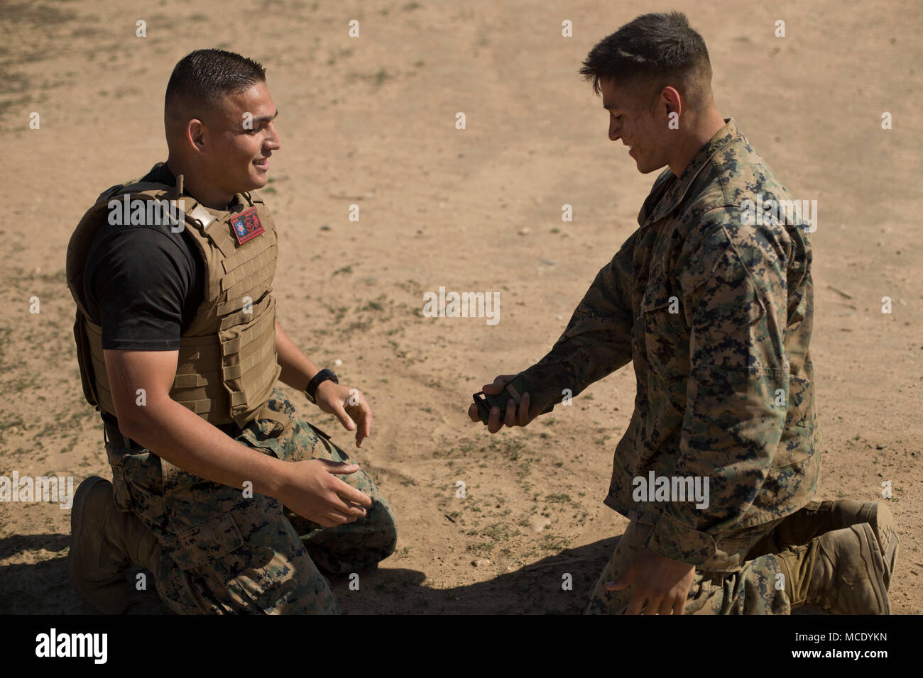 Un Marine avec un programme d'arts martiaux du Marine Corps Instructor, classe 3-18, reçoit au Marine Base Camp Pendleton, en Californie, le 26 février. L'événement était composé de différents obstacles et défis physiques qui ont permis les marines d'utiliser leurs techniques de MCMAP de les remplir. A la fin du cours, les Marines américains gagnaient un onglet pour indiquer l'achèvement de l'étape suivante dans l'MCMAP curriculum. Percer les instructeurs, qui sont formés MCMAP, instructeurs de Marine Corps Recruter Depot San Diego supervisé et enseigné le cours. Banque D'Images