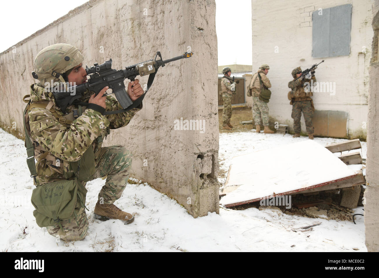 Un soldat géorgien du 11e Bataillon d'infanterie légère, 1re Brigade d'infanterie fournit la sécurité au cours d'un exercice de répétition de mission (MRE) à l'armée américaine dans le centre de préparation interarmées multinationale Hohenfels, Allemagne, le 15 février 2018. Le MRE est un exercice responsable du Corps des Marines des États-Unis, impliquant environ 900 soldats de la Géorgie, la Hongrie et les États-Unis le MRE est basé sur l'environnement opérationnel courant et intègre les leçons apprises afin de préparer la 11ème Inf. Ne. (Géorgien) pour des opérations offensives et défensives, et un déploiement à l'appui de l'opération Liberté Sentinelle. (U.S. Photo de l'armée par la CPS. Banque D'Images