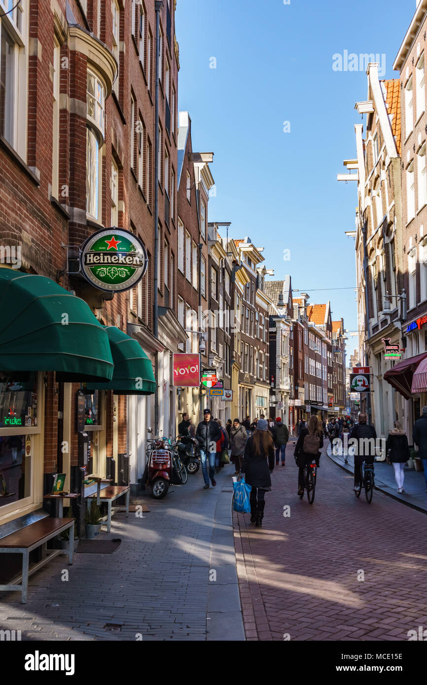 AMSTERDAM, Pays-Bas - 20 mars 2018 : rues étroites d'Amsterdam, sur la journée de printemps ensoleillée. Banque D'Images