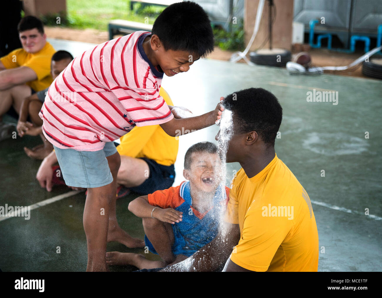 180224-N-WF272-361 Pattaya, Thaïlande (fév. 24, 2018) Un enfant de la poudre se répand sur la face de maître de Manœuvre de l'Aviation (manutention) 3e classe O'terrius Pouncy, de Chicago, affecté à l'assaut amphibie USS Bonhomme Richard (DG 6), lors d'un jeu à l'enfant la protection et le développement centre à Pattaya, Thaïlande, dans le cadre d'un projet de relations communautaires au cours d'un service au port. Bonhomme Richard fonctionne dans la région indo-pacifique dans le cadre d'une patrouille régulière et offre une capacité d'intervention rapide en cas de catastrophe naturelle ou d'urgence régional Banque D'Images