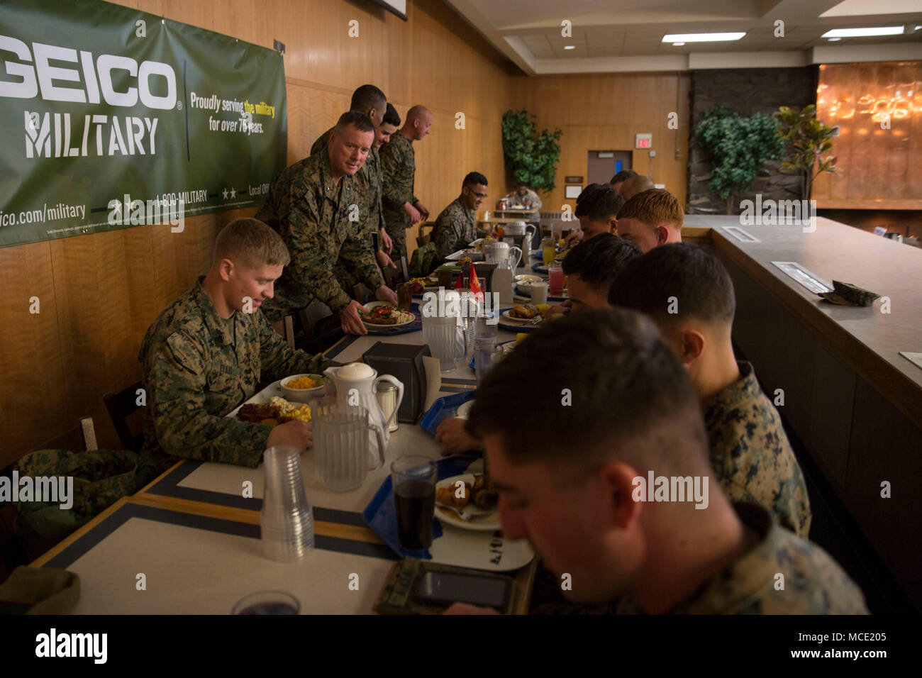 Le brig. Le général David W. Maxwell, 2e Groupe logistique maritime général commandant, se joint Task Force Arctic Edge Marines pour un repas au cours d'une visite à Joint Base Elmendorf-Richardson JBER, gamme de sports, de l'Alaska, le 28 février 2018. La visite a permis d'observer la direction MLG 2e le bien-être et à l'état de préparation des Marines américains qui ont pris part à la formation par temps froid conçu pour fournir les marines d'expérience en escalade, alpinisme militaire, de la neige, de la mobilité, de l'artisanat sur le terrain et la survie. Cette formation est en préparation pour Arctic Edge 18, un rapport biennal, à grande échelle, de l'exercice de formation qui prépare et teste la Banque D'Images