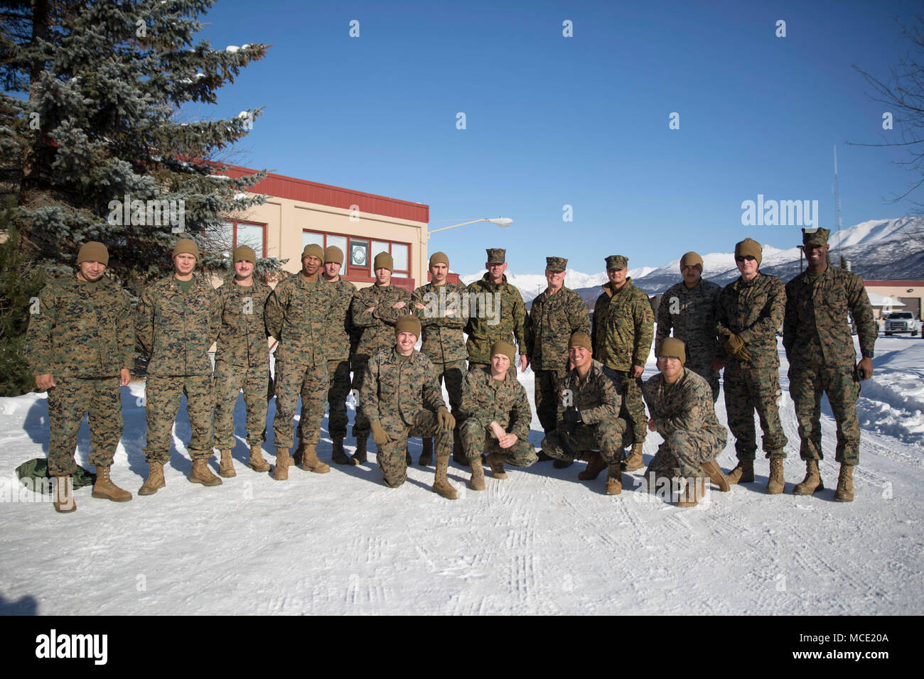 Le brig. Le général David W. Maxwell, 2e Groupe logistique maritime général commandant, et son entourage, posent pour une photo de groupe avec la Force Arctic Edge marines au cours d'une visite à Joint Base Elmendorf-Richardson JBER, gamme de sports, de l'Alaska, le 28 février 2018. La visite a permis d'observer la direction MLG 2e le bien-être et à l'état de préparation des Marines américains qui ont pris part à la formation par temps froid conçu pour fournir les marines d'expérience en escalade, alpinisme militaire, de la neige, de la mobilité, de l'artisanat sur le terrain et la survie. Cette formation est en préparation pour Arctic Edge 18, un rapport biennal, à grande échelle, joint-formation exercice Banque D'Images