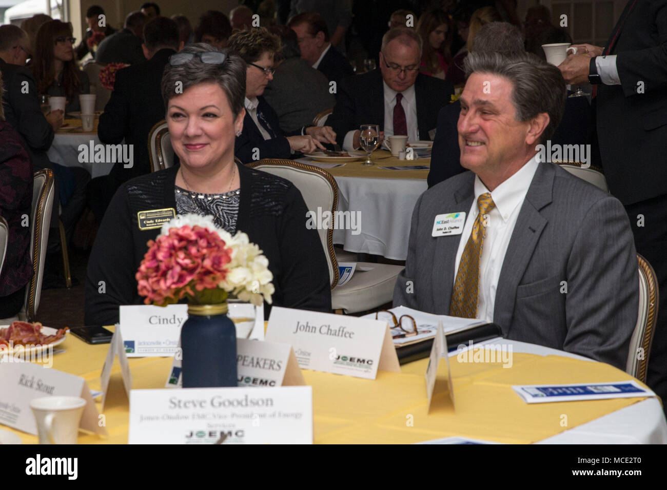 Cindy et John Edwards, Chaffee comté, membres assister à la 23e rapport annuel sur l'état de Petit Déjeuner communautaire au Club des Officiers de Marine Corps Air Station New River, N.C., le 28 février 2018. La Chambre de Commerce du comté d'Jacksonville-Onslow se sont réunis pour discuter des réalisations dans la communauté. (U.S. Marine Corps photo par Lance Cpl. Damaris Arias) (U.S. Marine Corps photo par Lance Cpl. Damaris Arias) (U.S. Marine Corps photo par Lance Cpl. Damaris Arias) Banque D'Images