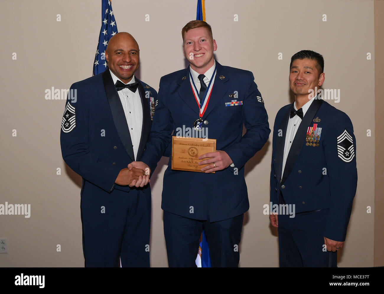 Kyle Burrows, Senior Airman 460e groupe d'opérations de vol de renseignements, superviseur de la mission reçoit le Prix du Mérite scolaire au cours de l'Airman Leadership School l'obtention du diplôme le 8 février 2018, sur Buckley Air Force Base, Colorado. Ce prix représente l'excellence comme un érudit, se fonde sur l'ensemble de l'objectif et une évaluation du rendement évaluation sommative a marqué pour le cours et est remis à l'étudiant avec les meilleurs résultats. (U.S. Air Force photo par un membre de la 1re classe Holden S. Faul) Banque D'Images