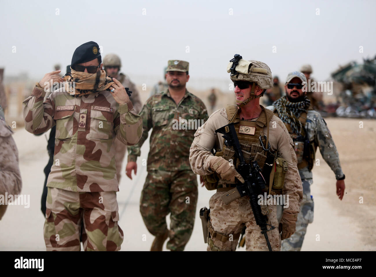 Le colonel des marines américain Christopher J. Douglas (à droite), la conseillère pour la zone 505ème de la Police nationale afghane (PNA) avec la Force au sud-ouest, et Brigue. Le général Daud Ghulam Tarakhel (à gauche), le général commandant de la 505ème, l'ANP Zone marcher côte à côte lors d'une patrouille conjointe de la sécurité près de l'Aérodrome de Bost, le 25 février 2018. La patrouille combinée admis les Marines et l'ANP pour partager les tactiques, techniques et procédures pour accroître l'interopérabilité entre les forces canadiennes et accroître leurs capacités de sécurité dans la province de Helmand. (U.S. Marine Corps photo par le Sgt. Sean J. Berry) Banque D'Images