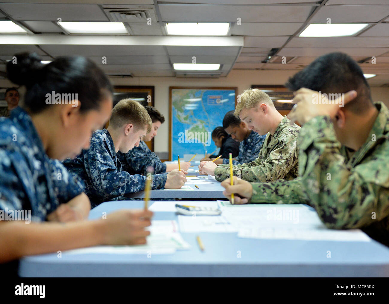 180301-N-XN398-018 Yokosuka, Japon (Mar 01, 2018) - Les marins à bord de la septième flotte américaine, navire amiral USS Blue Ridge (CAC 19) participer à l'E6 promotion de l'examen. Tous les candidats de l'épreuve semestrielle ont trois heures pour terminer une question qui englobe 175 examen spécifique d'évaluation, des connaissances professionnelles et des exigences militaires de base des problèmes. (U.S. Photo par marine Spécialiste de la communication de masse 3 Classe Ethan Carter/libérés) Banque D'Images