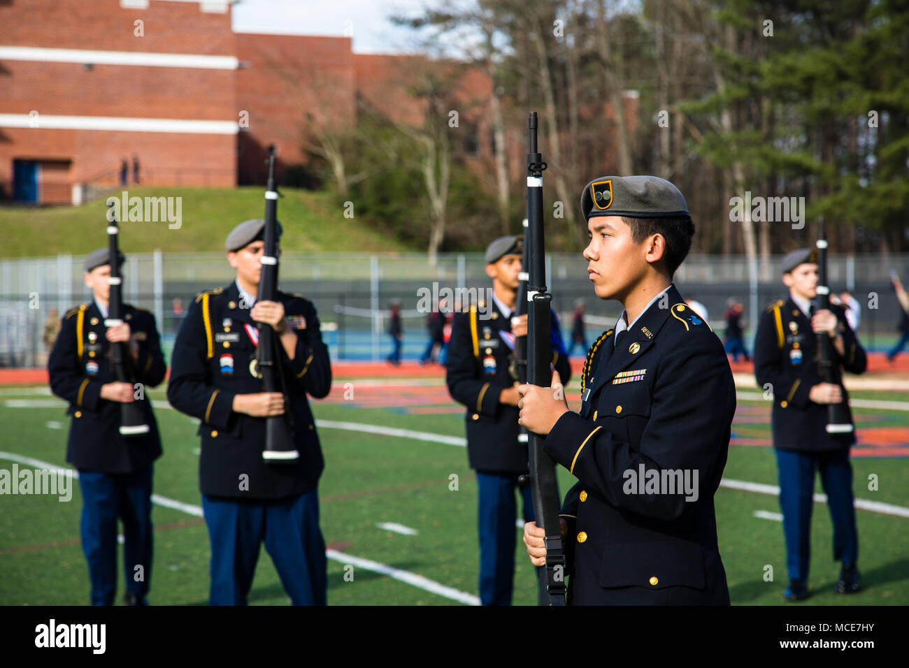 Les étudiants de l'école secondaire Evans, Evans, Ga. effectuez une escouade armée mâle au cours de l'exposition North Springs Charter High School Invitational Percer Rencontrez. Les soldats de l'Armée américaine à partir de la 335e la commande Signal (théâtre), et de la Géorgie, du bataillon de recrutement Recrutement de l'armée américaine a occupé le poste de commande et mentors pour les juges Georgia Réserve Junior Officer Training Corps (JROTC) étudiants de 13 écoles secondaires au North Springs Charter High School Invitational Percer Rencontrez lieu à Atlanta, le 24 février 2018. (U.S. Photo de la réserve de l'armée par le Capitaine David Gasperson) Banque D'Images