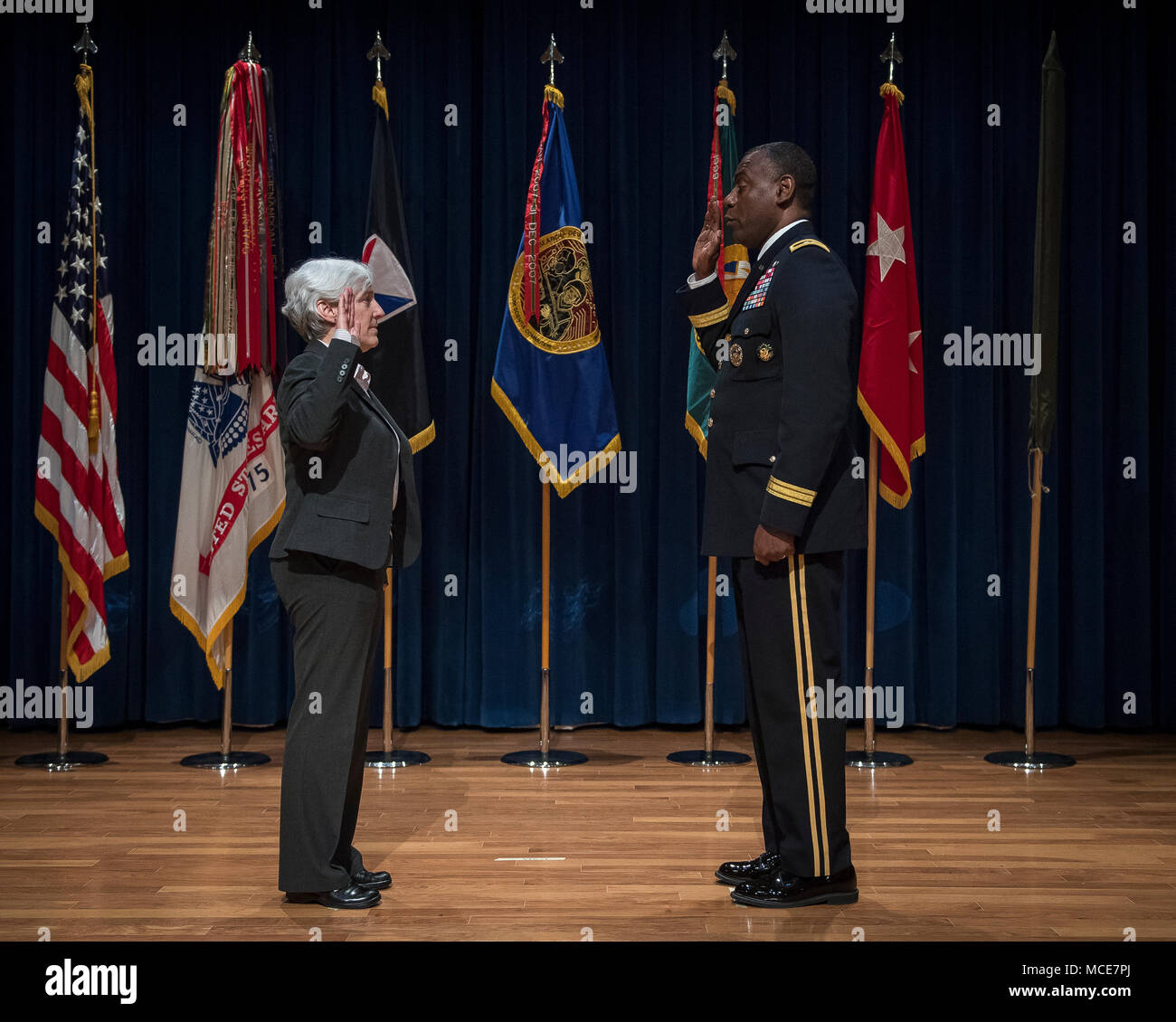 Le général de Cedric T. gagne (à droite), général commandant de l'US Army Research, développement et Ingénierie de commandement, héberge l'assermentation de Cynthia (Cindy) M. Bedell dans l'Armée de la haute direction du Service. (U.S. Photo de l'Armée de Jhi Scott) Banque D'Images