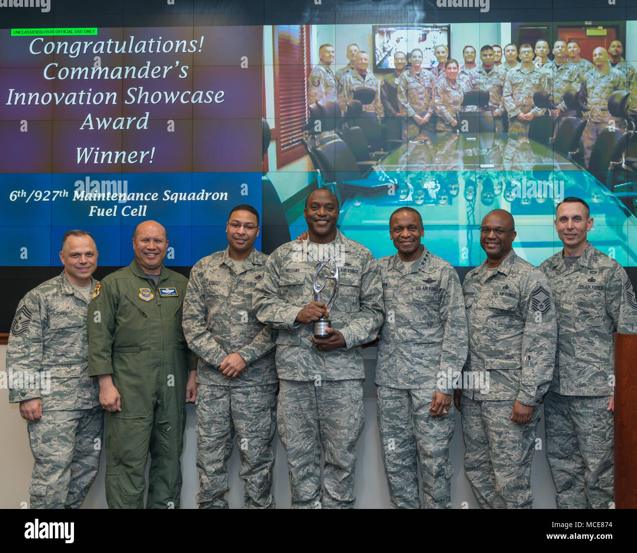 Gen. Darren W. McDew, commandant de l'US Transportation Command (centre droit), le Lieutenant Général Giovanni K. Tuck, commandant de la 18e Air Force (2e de gauche), chef Master Sgt. Matthieu M. Caruso, l'USTRANSCOM enrôlé senior leader (extrême gauche), le sergent-chef. Louis Lusco (centre gauche), le conseiller-maître Sgt. David Holingsworth (centre), le s.. Vince Williams (2e à partir de la droite) et les membres du 6e Escadron de maintenance 927th et pile à combustible, McDill Air Force Base, en Floride, socle avec le trophée du gagnant au 4e trimestre 2017 Présentation du prix vitrine de l'innovation, Scott Air Force Base, Ill., 23 février 2018. Le t Banque D'Images