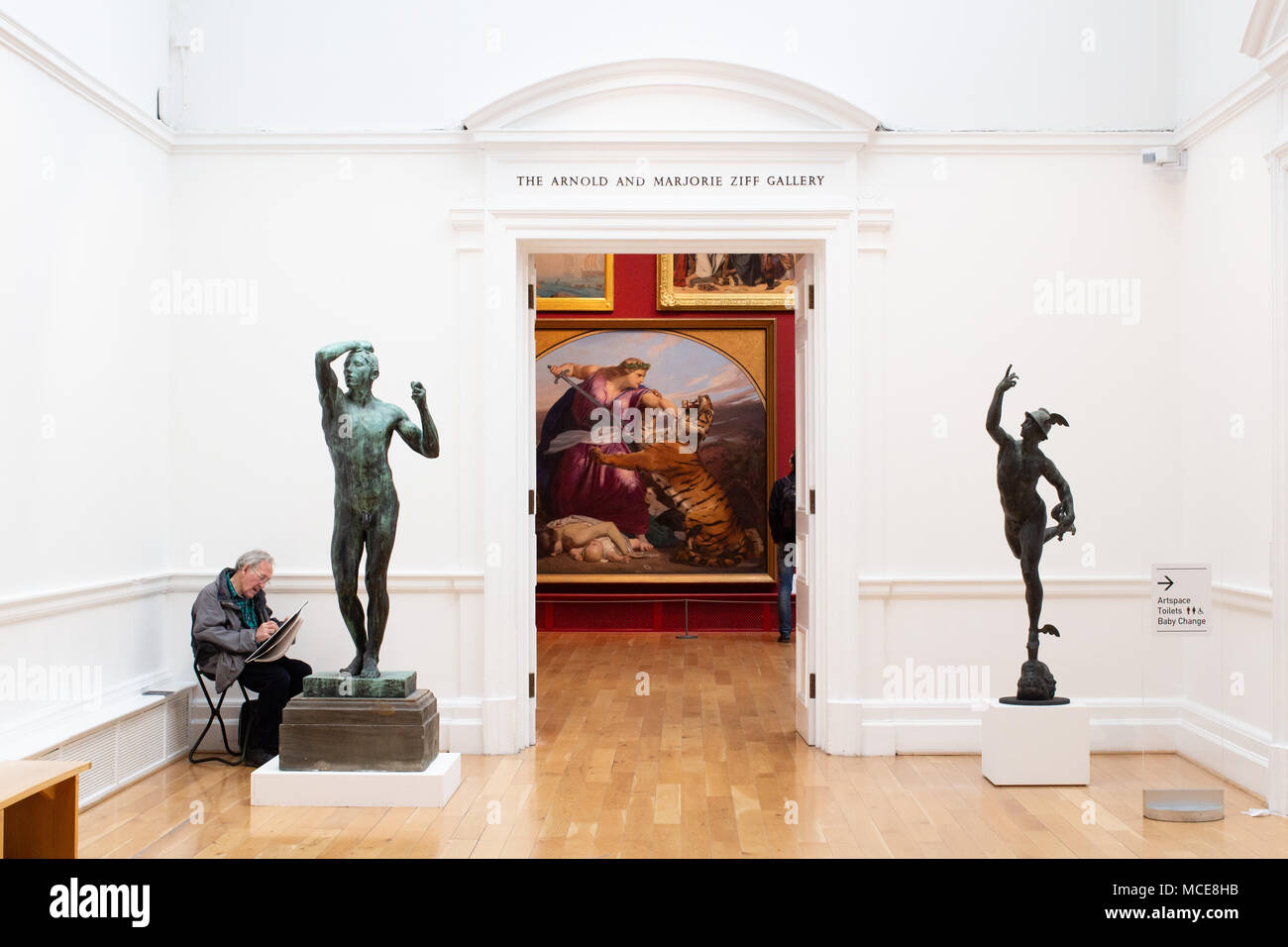 Un artiste l'ébauche d'une statue de mercure dans la région de Leeds art gallery Banque D'Images