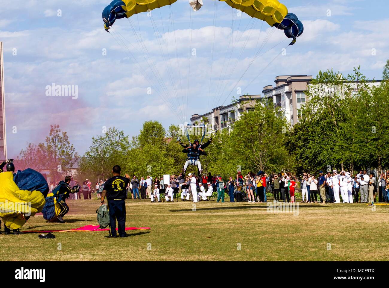 180409-N-MJ645-0163 Birmingham (Alabama) (9 avril 2018) Monsieur le maire Randall Woodfin, le maire de Birmingham, Alabama, parachutes tandem avec un membre de l'équipe de parachutistes de la Marine américaine, le saut des grenouilles, au cours de la Semaine de la Marine Birmingham. Le Bureau de la marine de l'approche communautaire utilise le programme de la Semaine de la Marine d'apporter de l'équipement, marins et affiche à environ 14 villes américaines chaque année pour une semaine de calendrier des missions de sensibilisation. (U.S. Photo par marine Spécialiste de la communication de masse 1re classe Marcus L. Stanley/libéré) Banque D'Images