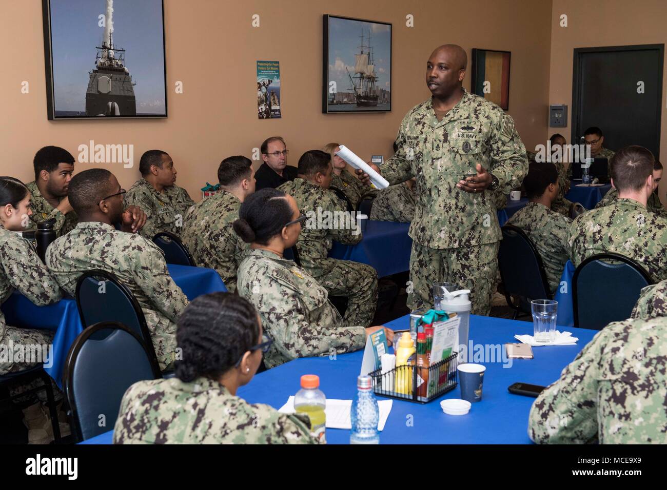 180410-N-BK435-0021 DEVESELU, Roumanie (10 avril 2018) Chef Dewayne Benjamin, affecté à l'installation de soutien naval Deveselu, donner une formation aux marins sur la gestion de la commande l'égalité des chances. NSF Deveselu AAMDS et Roumanie sont situés dans la base militaire roumaine 99e et jouer un rôle clé dans la défense antimissile balistique en Europe orientale. (U.S. Photo par marine Spécialiste de la communication de masse 1re classe Jeremy Starr/libérés) Banque D'Images