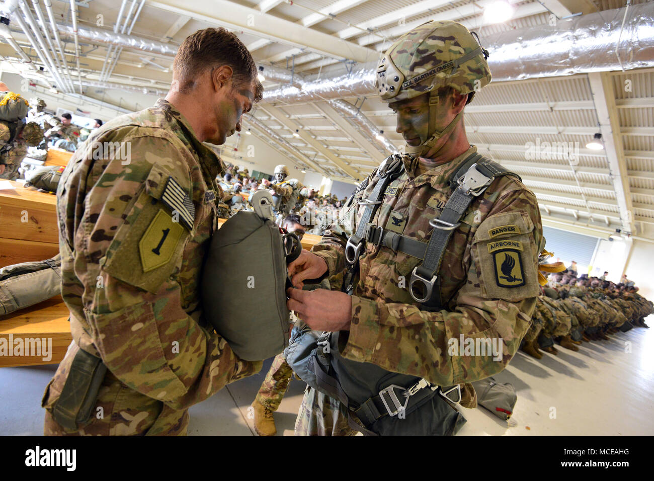 Le colonel de l'armée américaine James Bartholomees III, commandant de la 173e Brigade aéroportée (à droite), se prépare à la base aérienne d'Aviano pour mener les opérations aéroportées sur Juliet Drope Zone dans Pordenone, Italie Le 10 avril 2018. La 173e Brigade aéroportée de l'armée américaine est la force de réaction d'urgence en Europe, capables de projeter des forces n'importe où aux États-Unis, d'Europe centrale ou de l'Afrique des commandes de domaines de responsabilité. (U.S. Photo de l'armée par Paolo Bovo) Banque D'Images