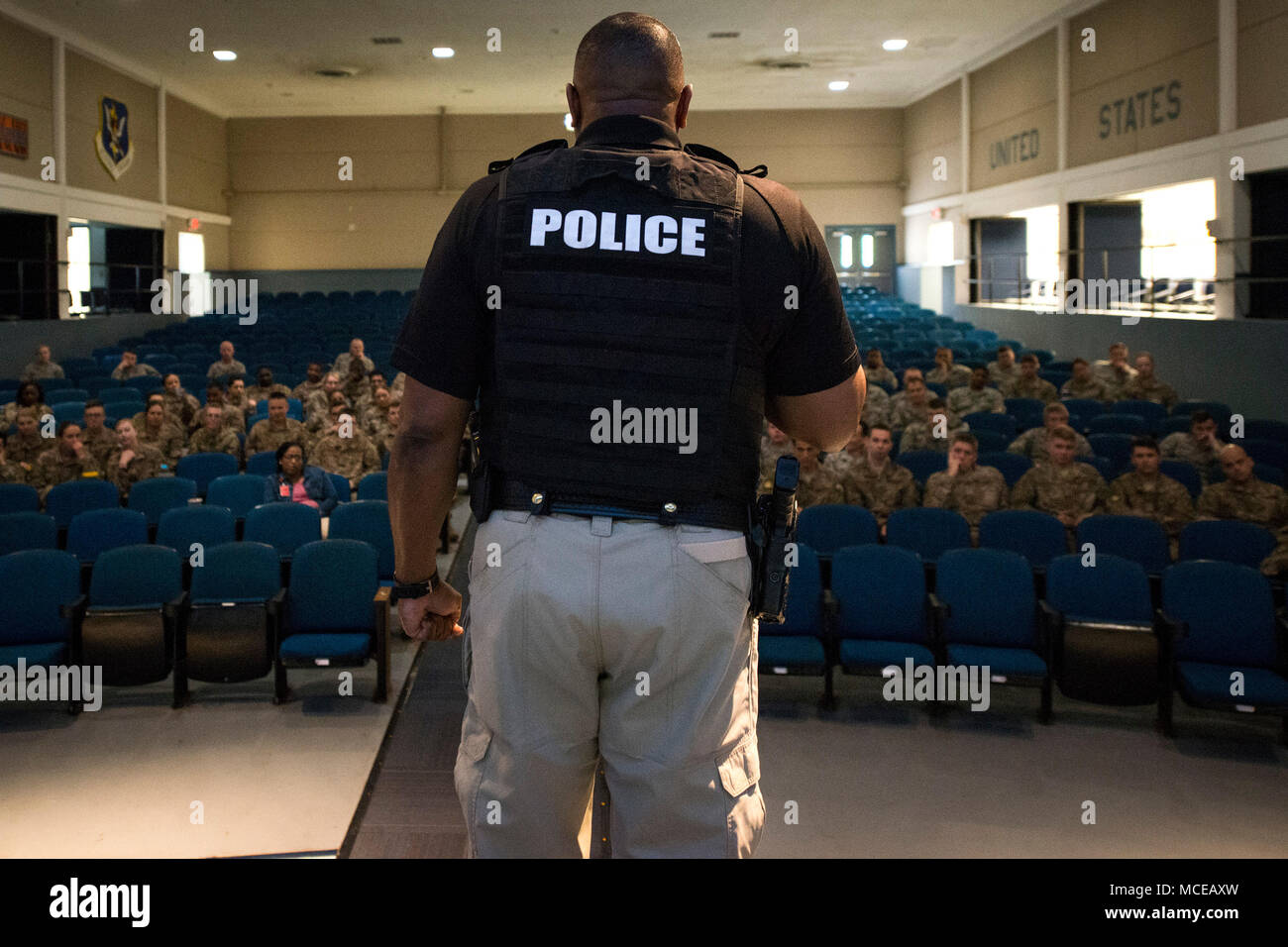 Darrell Lester, Valdosta prévention du crime du Service de police officer, mémoires sur la consommation responsable au cours de la Journée de sensibilisation à l'alcool de Moody's, le 9 mars 2018, à Moody Air Force Base, Ga. Moody's et la prévention de la drogue l'alcool programme de traitement a accueilli l'événement dans le cadre du Mois de la sensibilisation à l'alcool, avec le thème de cette année étant "l'évolution des attitudes : Il n'est pas un "rite de passage.'" l'objectif de l'événement était axé sur l'éducation des aviateurs sur la façon de boire de façon responsable et les effets de l'alcool au volant. (U.S. Air Force photo par un membre de la 1re classe Erick Requadt) Banque D'Images